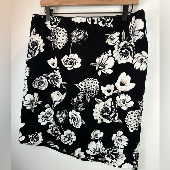 WHITE HOUSE BLACK MARKET Black & White Floral Skirt | Size 12 - Picture 3 of 8